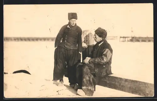 AK Volendam, Herren in traditioneller Kleidung am Hafen