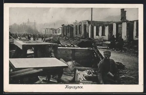 AK Kopczynce, Soldaten in den Ruinen der Ortschaft