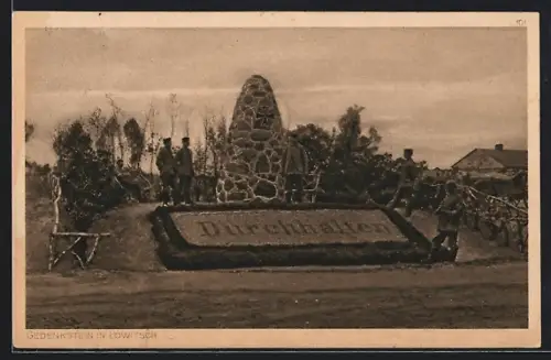AK Lowitsch, Soldaten am Gedenkstein mit Schrift: Durchhalten, Eisernes Kreuz