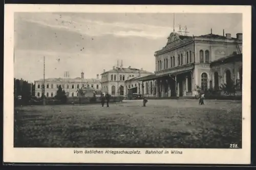 AK Wilna, Bahnhof mit Kindern auf dem Vorplatz