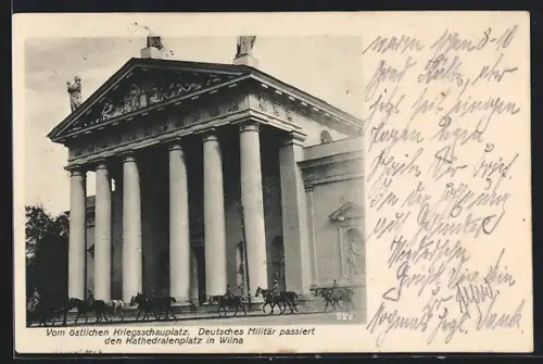 AK Wilna, Vom östlichen Kriegsschauplatz, Deutsches Militär passiert den Kathedralenplatz, Reiter