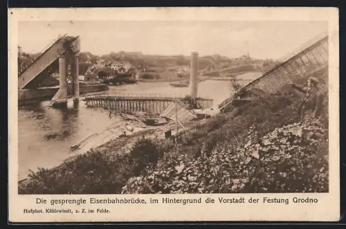 AK Grodno, gesprengte Eisenbahnbrücke, im Hintergrund die Vorstadt der Festung