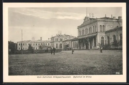 AK Wilna, Bahnhof mit Kindern auf dem Vorplatz