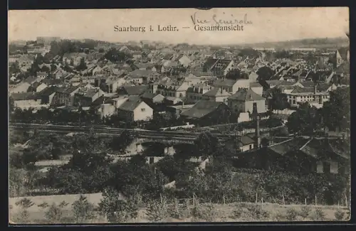 AK Saarburg, Gesamtansicht des Ortes mit Eisenbahnschienen
