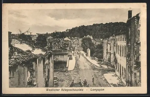 AK Longuyon, Westlicher Kriegsschauplatz, Strassenpartie mit zerstörten Häusern und Soldaten