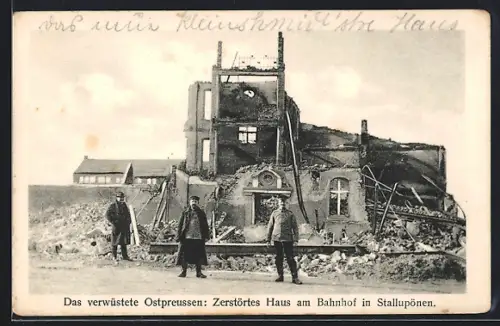 AK Stallupönen /Ostpreussen, Zerstörtes Haus am Bahnhof