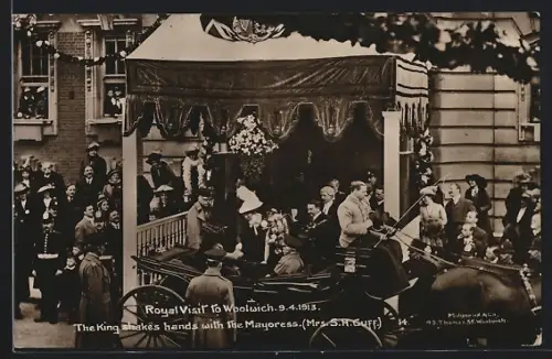 AK Woolwich, Royal Visit 9.4.1913, The king shakes hands with the Mayoress