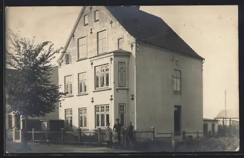 Foto-AK Tingleft, Familie vor einer Villa
