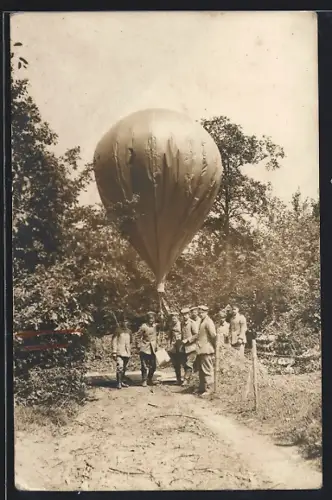 Foto-AK Uniformierte Soldaten mit einem Heissluftballon
