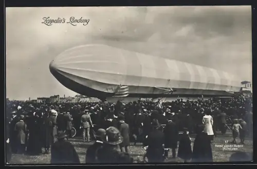 Foto-AK Zeppelin Luftschiff kurz nach der Landung, Menschenmassen bewundern das Luftschiff