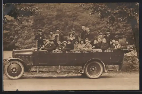 AK Lourdes, Bus der Garage Moderne Pierrqutou mit Fahrgästen