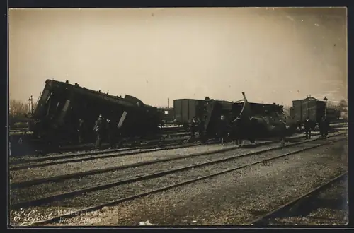 AK Beschädigte Waggons einer entgleisten Eisenbahn