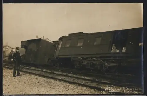 AK Schaffner neben einem entgleisten Eisenbahn-Waggon