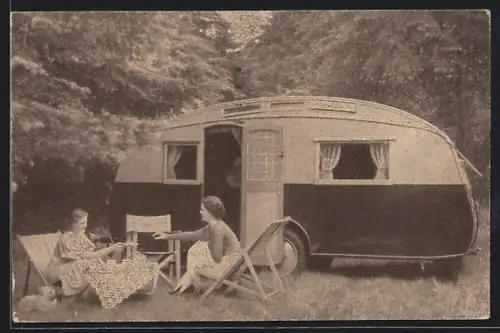 AK Urlauber beim Camping vor ihrem Wohnwagen