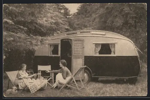 AK Camper vor ihrem Wohnwagen