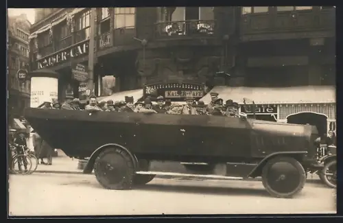 Foto-AK Fahrgäste in einem Bus vor dem Kaiser-Café