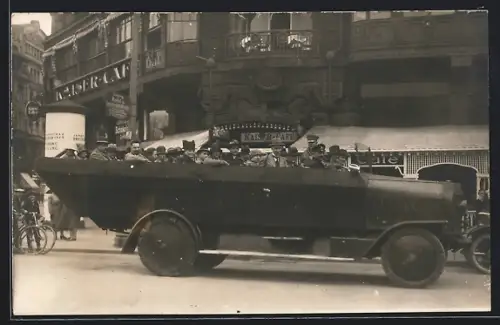 Foto-AK Fahrgäste in einem Bus