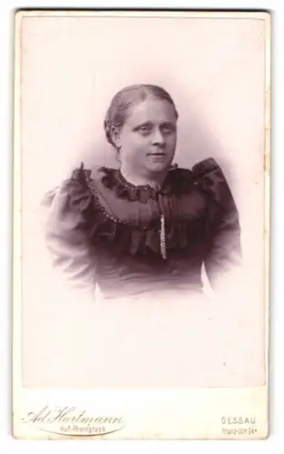 Fotografie Ad. Hartmann, Dessau, Franz-Str. 24b, Porträt einer Frau