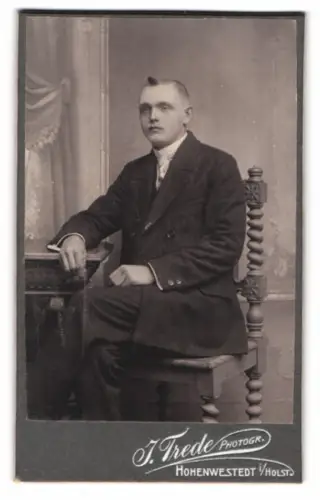 Fotografie J. Trede, Hohenwestedt, Sitzender Herr in Anzug