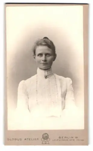 Fotografie Globus Atelier, Berlin, Leipziger Str. 132/135, Porträt einer Dame in weisser Bluse