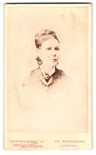 Fotografie Vandyke & Brown, Liverpool, Bold Street 31, Porträt einer Dame mit Ohrringen