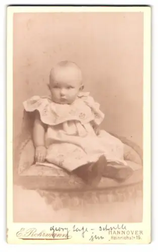 Fotografie E. Rohrmann, Hannover, Heinrichstr. 15, Georg als Kleinkind