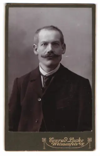Fotografie Conrad Lucke, Weissenfels, Friedrichstrasse 4, Porträt eines Mannes mit prächtigem Schnurrbart