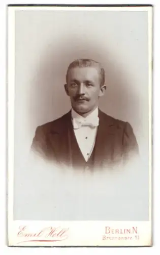 Fotografie Emil Hell, Berlin, Brunnenstr. 17, Porträt eines eleganten Herrn