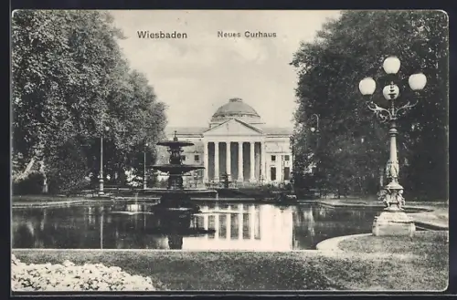 AK Wiesbaden, Partie am Curhaus mit Teich und Springbrunnen