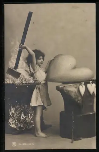 AK Amor schmiedet ein grosses Herz auf dem Amboss