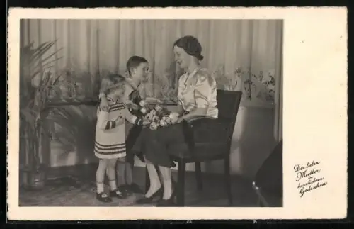 AK Zwei Kinder bringen ihrer Mutter Blumen zum Muttertag