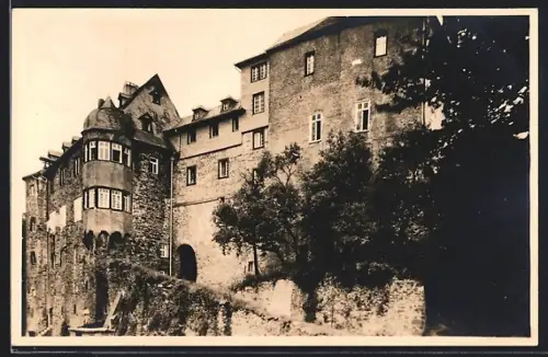 AK Freusburg /Westerwald, Ortspartie mit Mauer und Turmgebäude