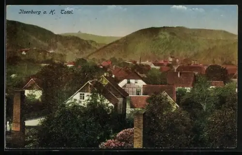 AK Ilsenburg a. H., Totalansicht des Ortes umgeben von bewaldeten Hügeln