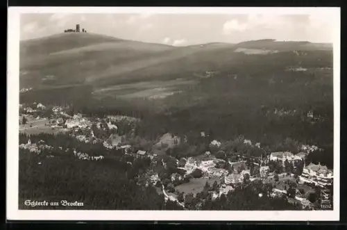 AK Schierke am Brocken, Ortsansicht mit Brocken und Brockenhotel