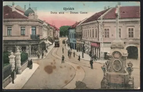 AK Ujvidek, Donau Gasse mit Denkmal und Strassenbahn
