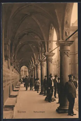 AK Bremen, Rathausbogen mit Passanten