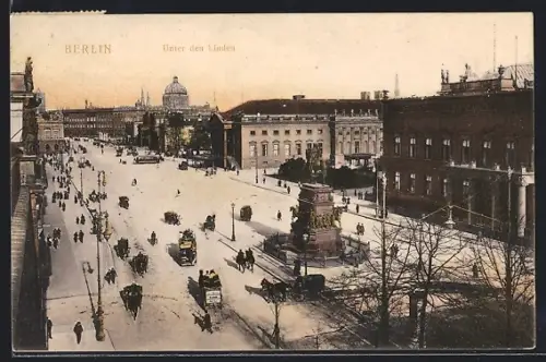 AK Berlin, Unter den Linden, Strassenansicht mit Reiterstandbild und Kutschen