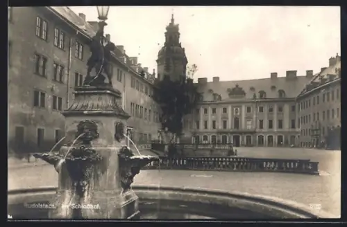 AK Rudolstadt, Schlosshof mit Brunnen