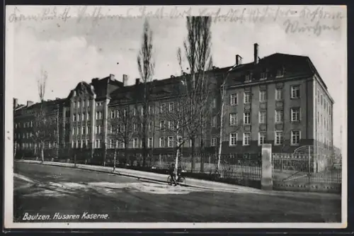 AK Bautzen, Husaren-Kaserne mit Strassenpartie