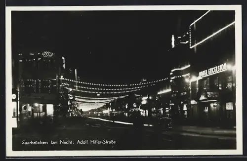 AK Saarbrücken, Strasse mit Hotel Excelsior bei Nacht