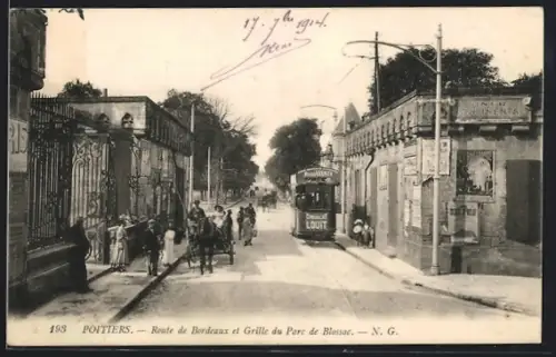 AK Poitiers, Route de Bordeaux et Grille du Parc de Blossac, Strassenbahn