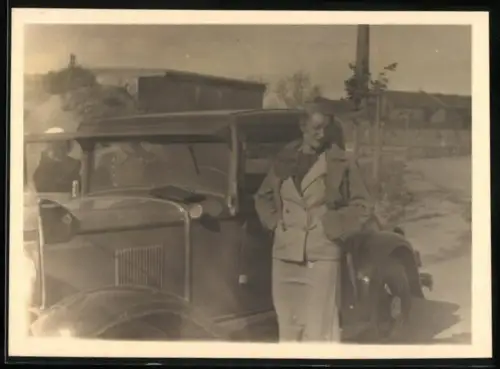 Fotografie junge Frau als Fahrerin neben ihrem Chevrolet Auto