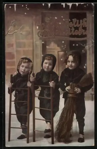 AK Drei kleine Schornsteinfeger mit Leitern und Besen