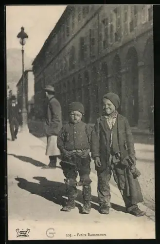 AK Petits Ramoneurs, kleine Schornsteinfeger in der Stadt