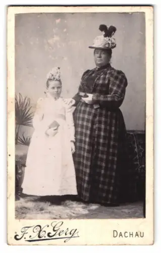 Fotografie F.X. Gerg, Dachau, Dame mit ihrer Tochter zur Kommunion