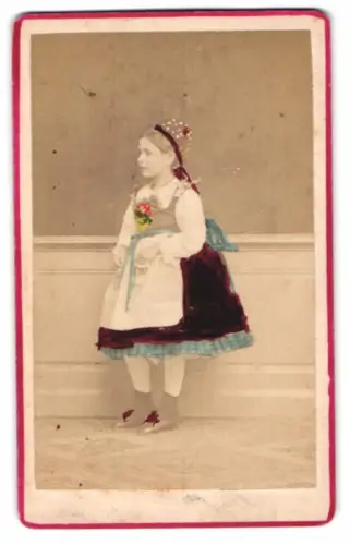 Fotografie E. Brion, Paris, 9 Place du Dome, CDV junges Mädchen in traditioneller Tracht Elsass / Alsace, Handkoloriert