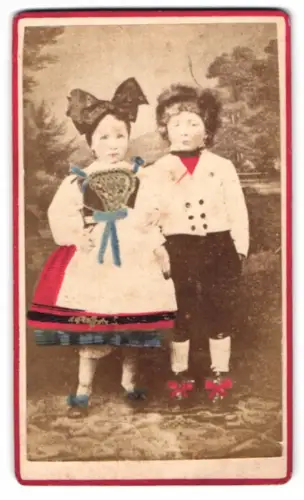 Fotografie unbekannter Fotograf und Ort, Zwei Kinder in traditioneller Kleidung aus dem Elsass / Alsace, Handkoloriert