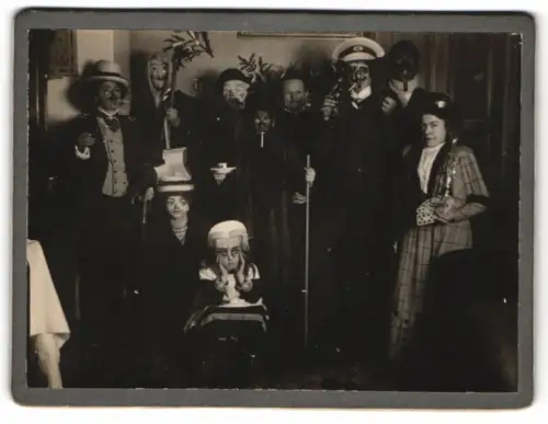Fotografie unbekannter Fotograf und Ort, Gruppenaufnahme mit Masken und Kostümen, Fasching