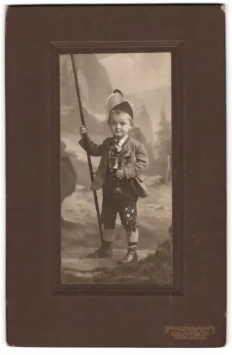 Fotografie Adolph Richter, Leipzig-Lindenau, Merseburger Str. 61, Portrait eines Jungen in Tracht zum Fasching, 1909