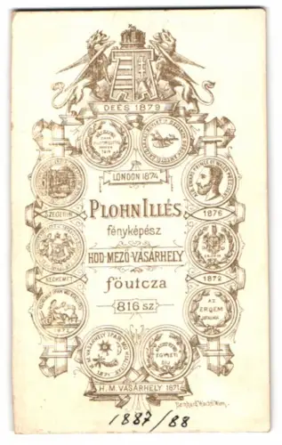 Fotografie Plohn Illés, Hódmezövásárhely, Föutca 816, kgl. Wappen und Medaillen nebst Anschrift des Atelier
